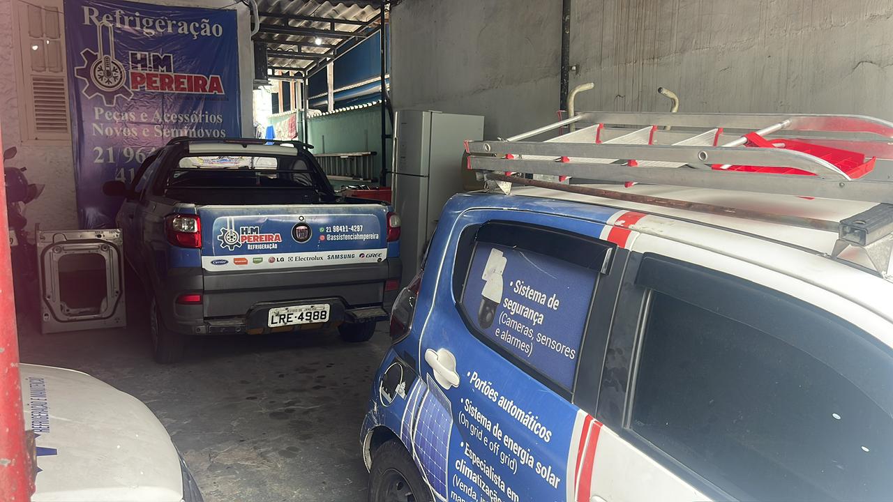 Técnicos HM Pereira realizando serviço de climatização